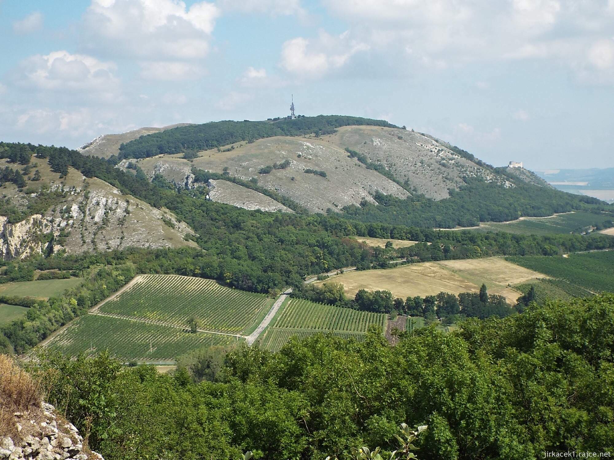 022 - cesta ze Stolové hory na Sirotčí hrádek 30 - výhled z hradu směrem na vrchol Děvín a hrad Děvičky