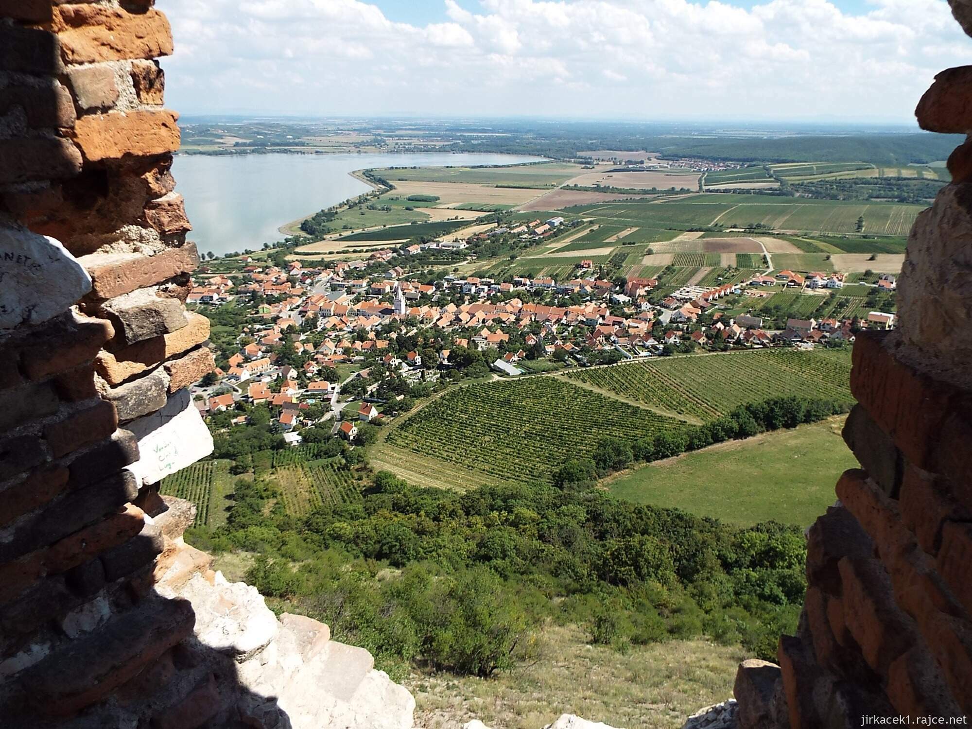 026 - Dívčí hrad 46 - uvnitř paláce - výhled na Pavlov