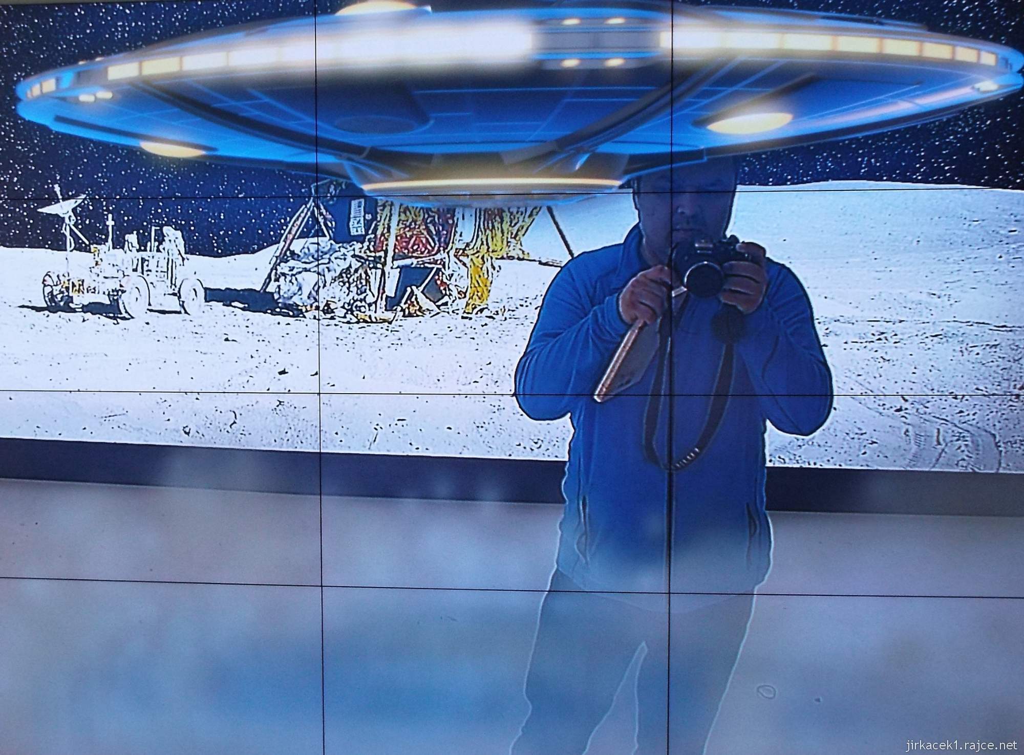 Brno - hvězdárna a planetárium - ve vstupní hale planetária - foto na Měsíci