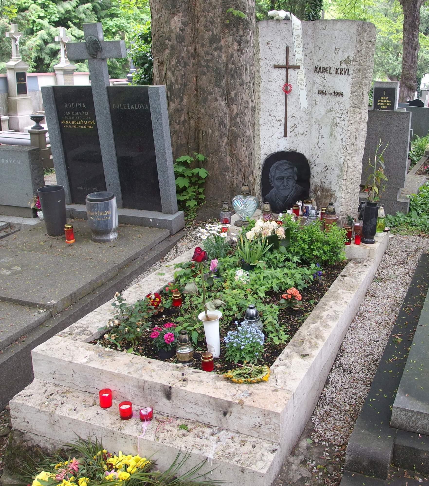 rajce.idnes.cz bibinje Hrob Karla Kryla - Břevnovský hřbitov Praha 1.5.2019 – Dominik Lipner – album na Rajčeti