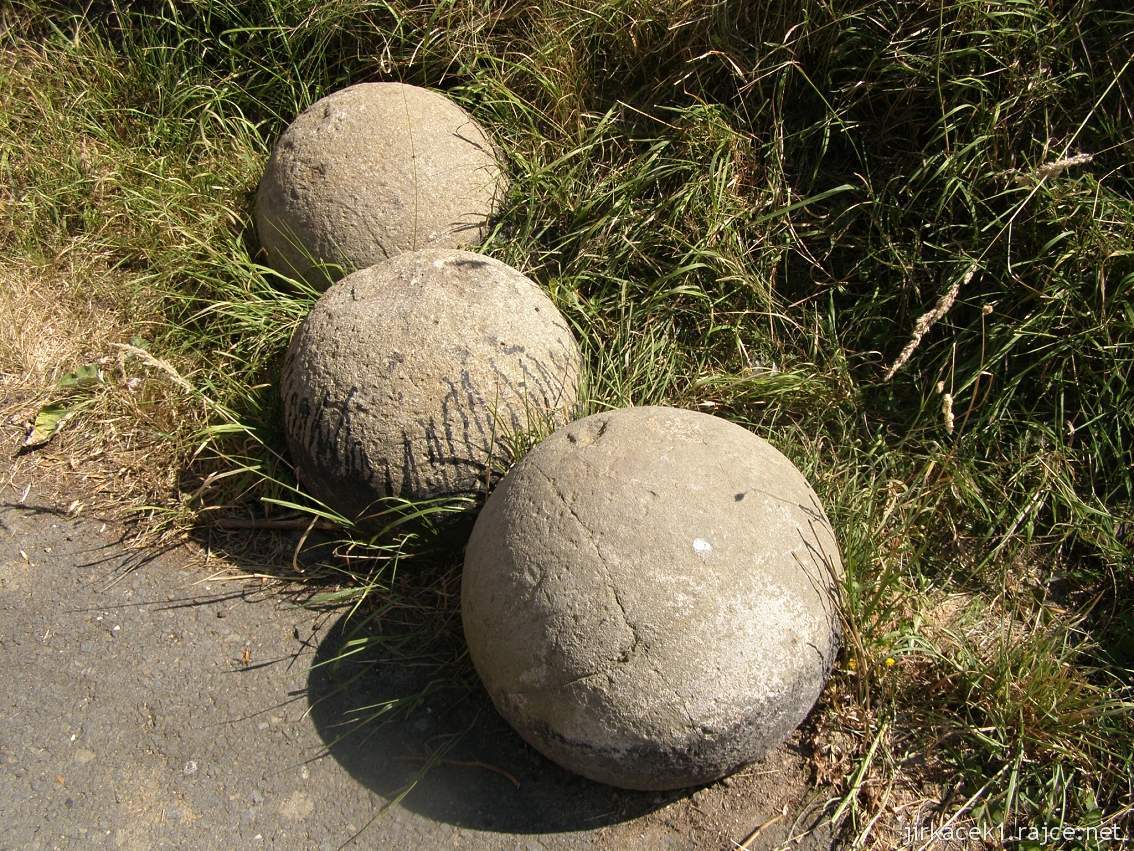 Křelov - barokní pevnost Fort XVII. - dělostřelecké koule