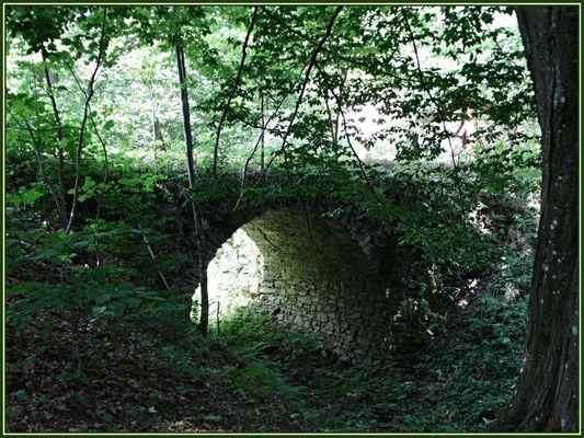 Kamenný most se zachoval ve své původní podobě jako unikátní památka na - kočárovou cestu, která směřovala od hradu Pernštejna k Sejřku a navazovala na starou významnou cestu mezi Brnem a Novým Městem na Moravě přes Rožínku. I původni cesta z Pernštejna do Doubravníka a dál k Tišnovu a na Veveří vedla tudy, protože se vyhýbala udolí řeky Svratky, kde často docházelo k záplavám.
Tato cesta měla i důvod vojenský, protože jezdci nemuseli vyjiždět do otevřené krajiny. (Brožura Nedvědice rok vydání 2016)