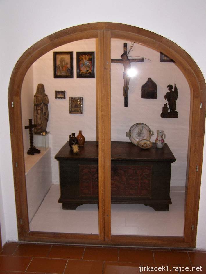 Štramberk - muzeum Zdeňka Buriana 04 - vitrína s exponáty