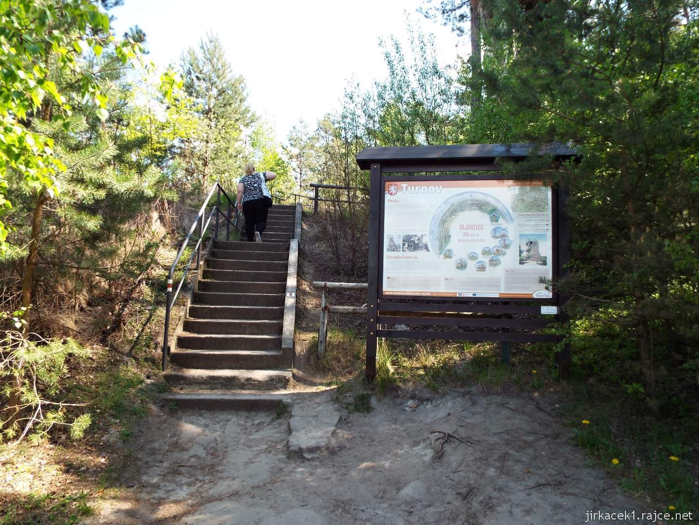Hruboskalsko - rozhledna Hlavatice - schodiště pod skalní rozhlednou
