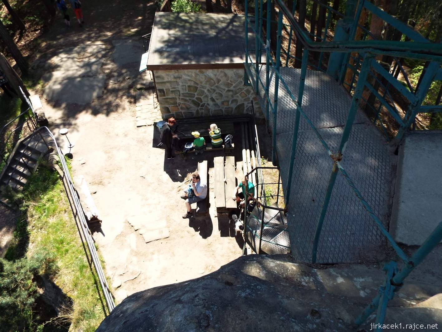Hruboskalsko - rozhledna Hlavatice - pohled z věže dolů