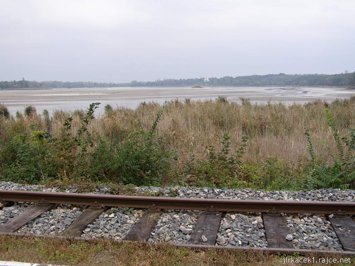 Lednice - Apollonův chrám - pohled od nádraží Lednice - rybníky