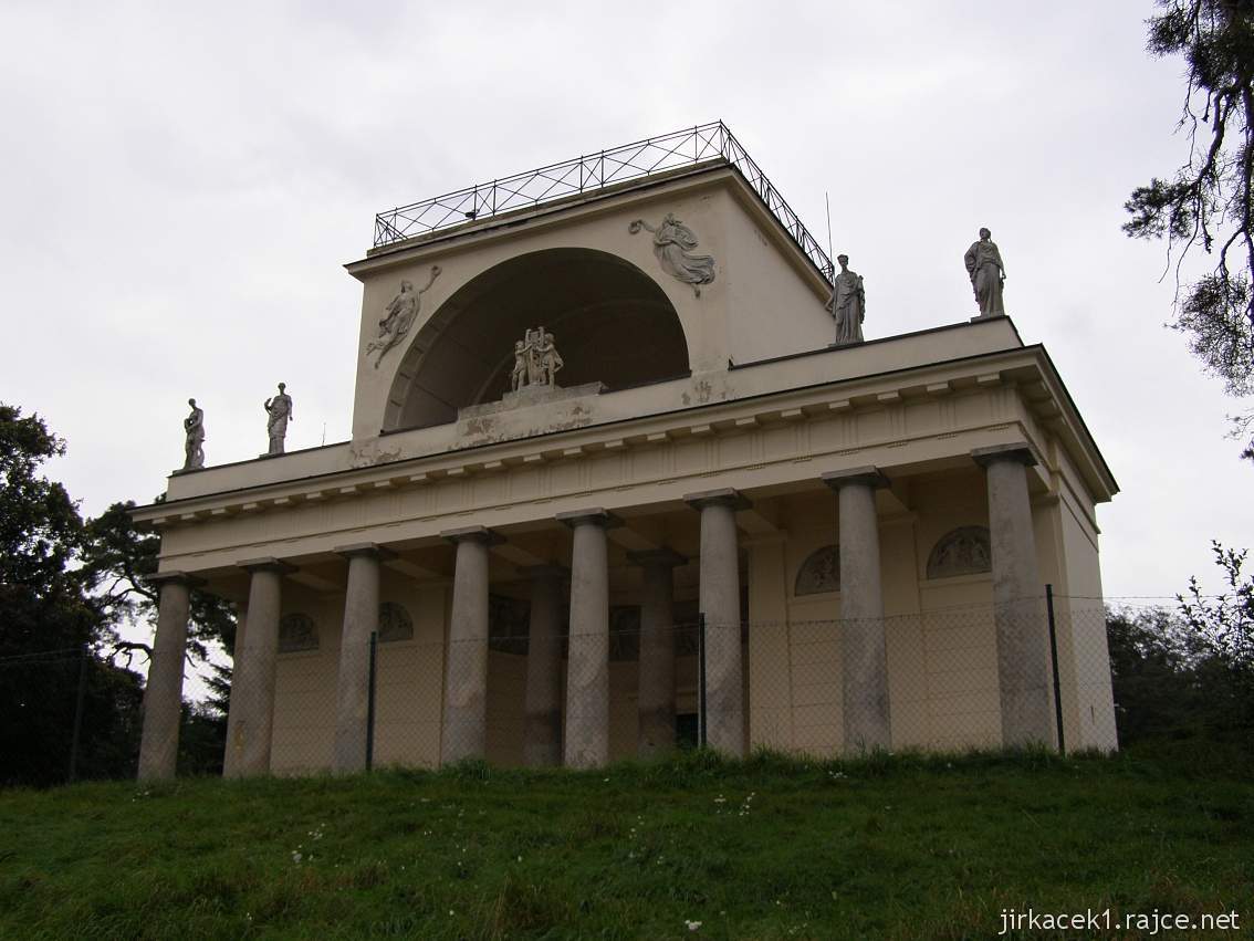 Lednice - Apollonův chrám - čelní pohled