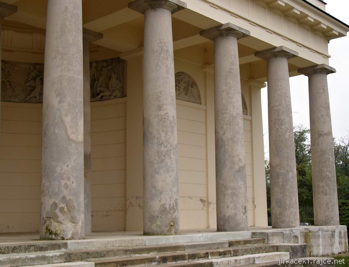 Lednice - Apollonův chrám - dórské sloupy a za nimi mytologický výjev boha Apollóna na slunečním voze