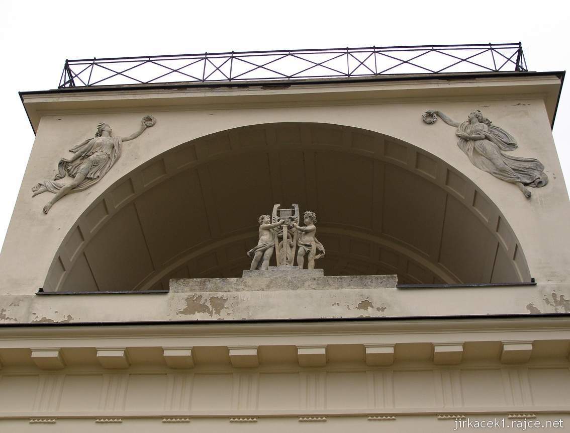 Lednice - Apollonův chrám - skupina amoretů s Apollonovou lyrou