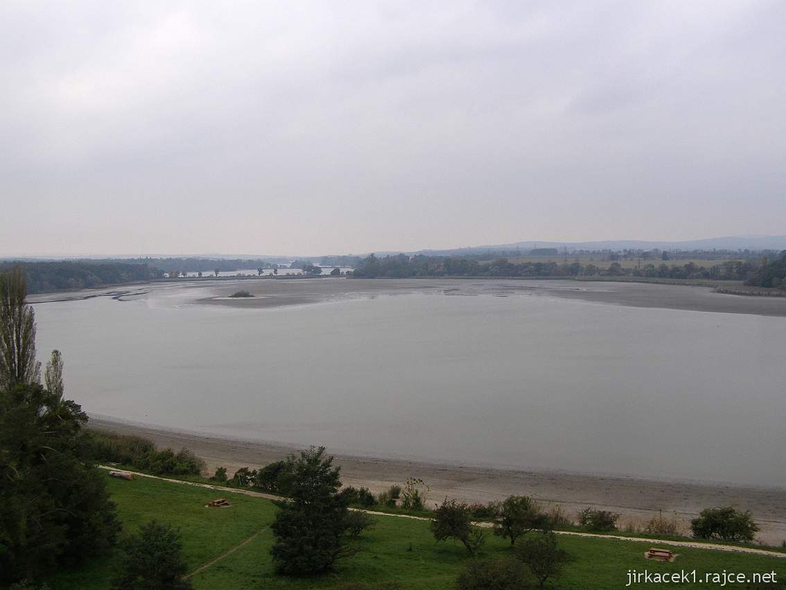 Lednice - Apollonův chrám - výhled ze střechy chrámu na lednické rybníky