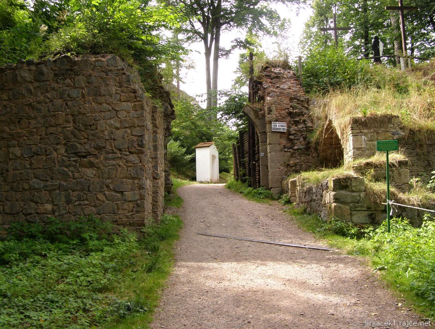 hrad Potštejn 07 - druhá brána se strážnicí a kovárnou