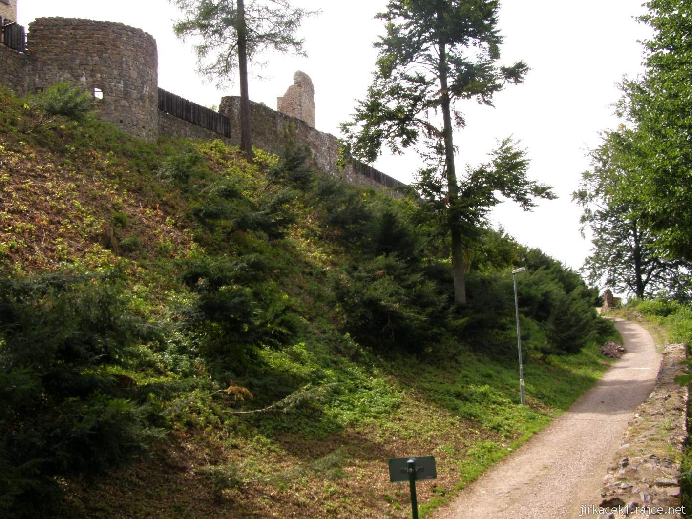 hrad Potštejn 13 - hradby a dělostřelecké bašty