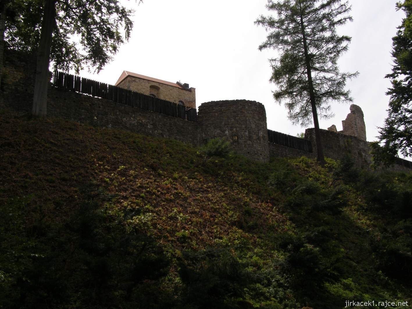hrad Potštejn 14 - hradby a dělostřelecké bašty