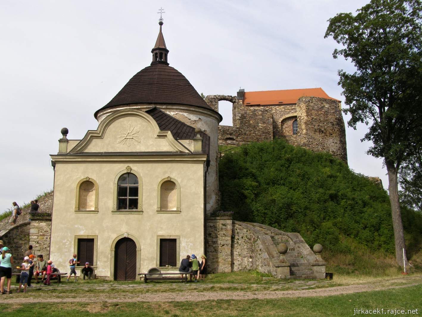 hrad Potštejn 60 - kaple Svatých schodů a kaple sv. Jana Nepomuckého nahoře