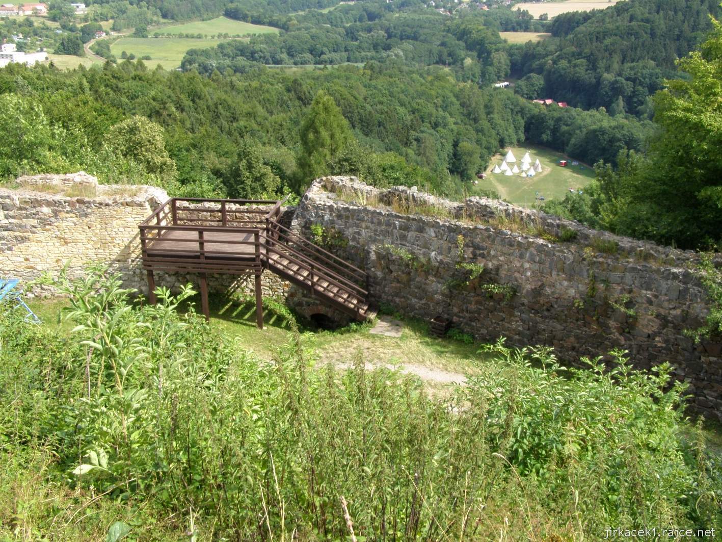 hrad Potštejn 64 - vyhlídka na třetím hradebním okruhu s baštami a tábořiště Vochtánka