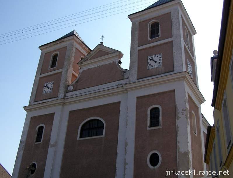 Pozořice - kostel Nanebevzetí Panny Marie - průčelí se dvěma věžemi