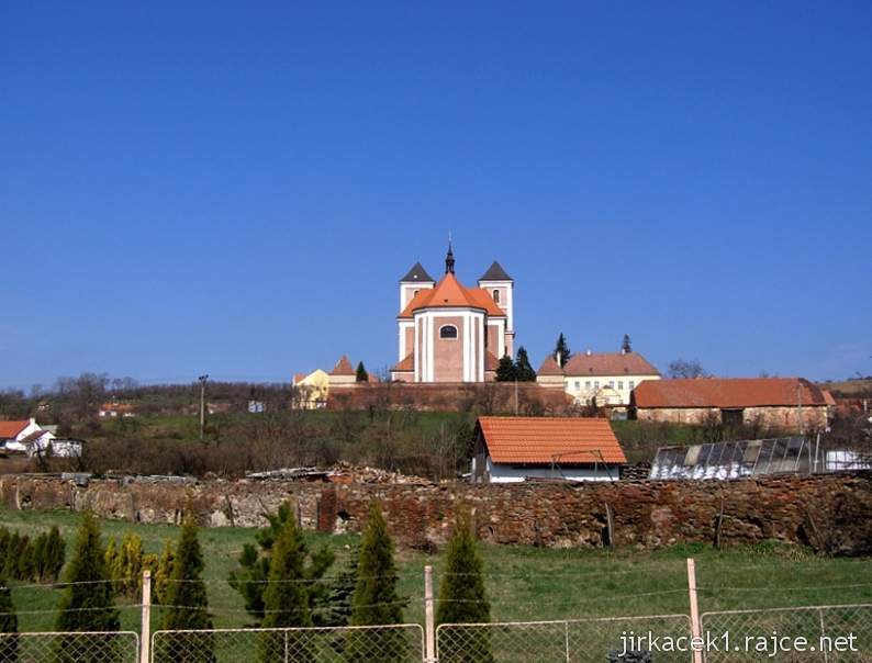 Pozořice - kostel Nanebevzetí Panny Marie - pohled z dálky