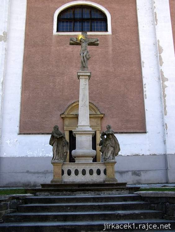 Pozořice - kostel Nanebevzetí Panny Marie - kříž se sousoším před kostelem