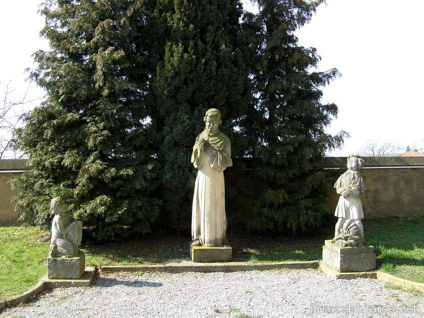 Pozořice - kostel Nanebevzetí Panny Marie - pískovcová socha Dona Bosca v doprovodu dvou dětských postaviček z třicátých let 20. století