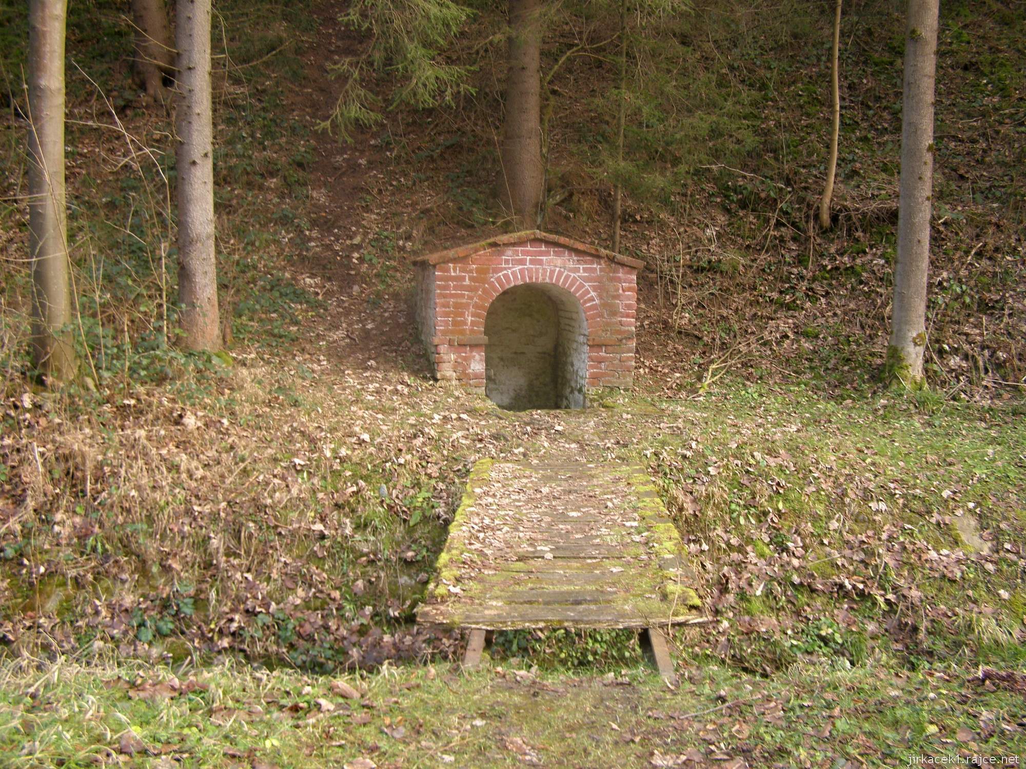 Brandýs - studánka u bývalých lázní