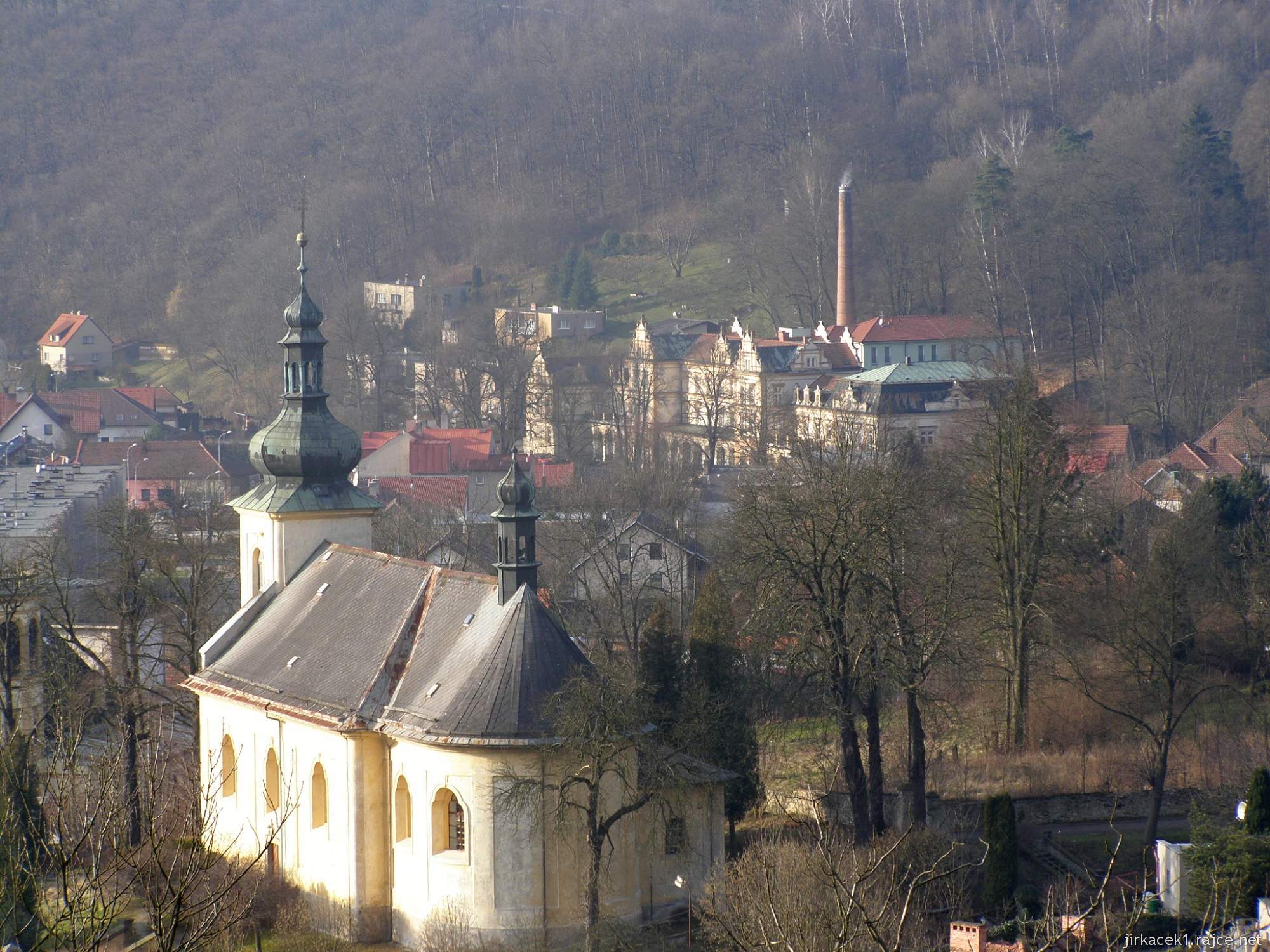 Brandýs - bývalé lázně a rehabilitační ústav a kostel Nanebevstoupení Páně - pohled ze zříceniny hradu