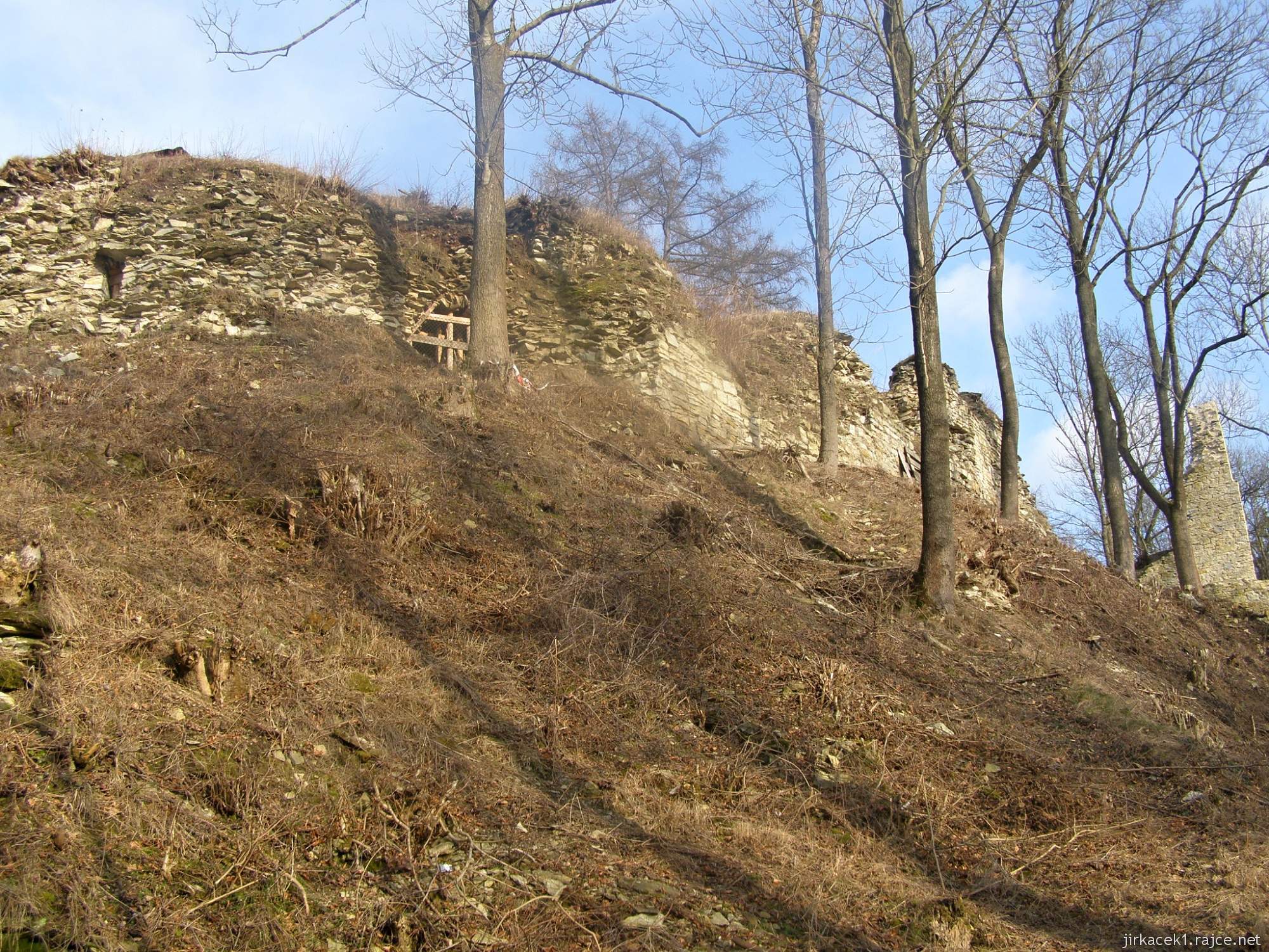 Brandýs - zřícenina hradu - celkový pohled na zdi