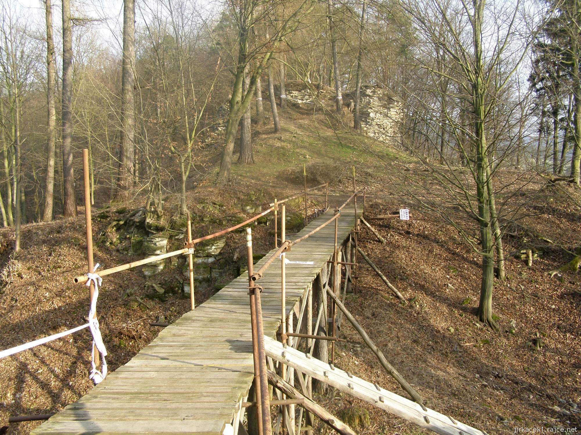Brandýs - zřícenina hradu - další mostek přes hradní příkop