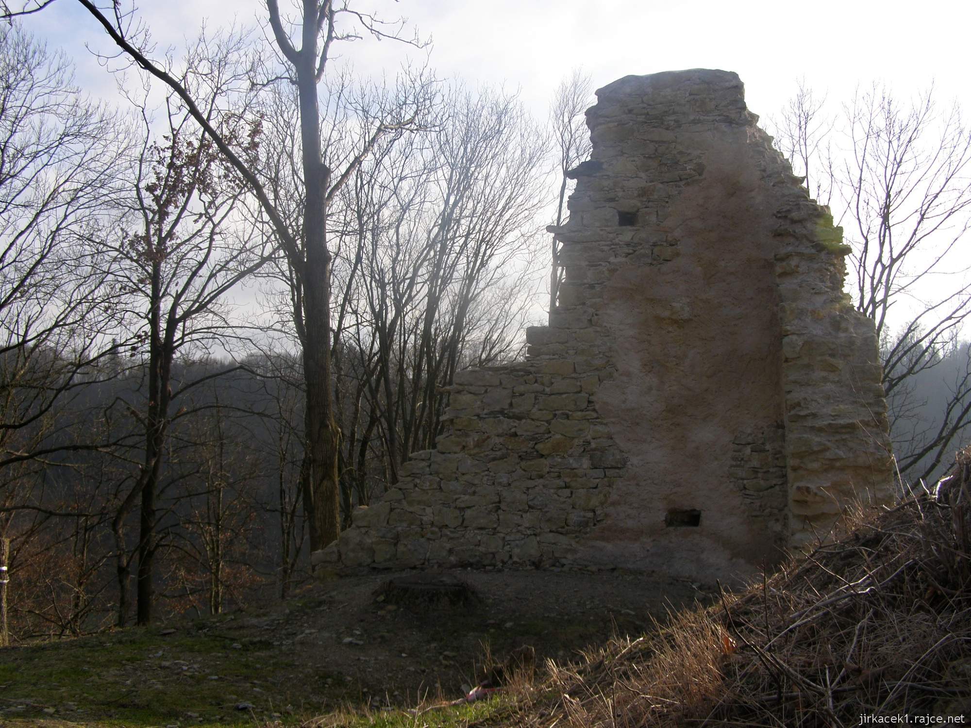 Brandýs - zřícenina hradu - opravený pozůstatek zdi