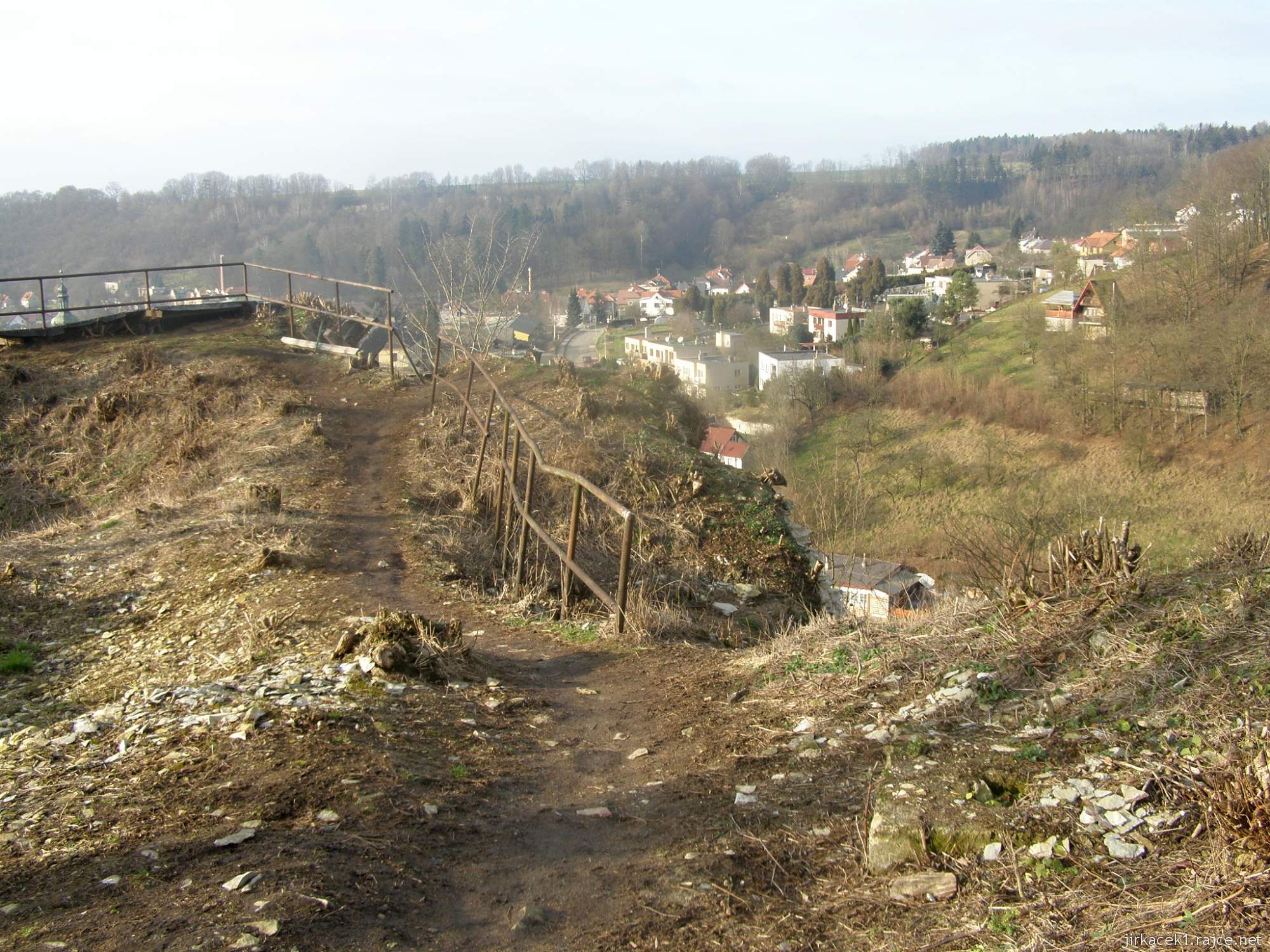 Brandýs - zřícenina hradu - okraj hradu a pohled na město dole