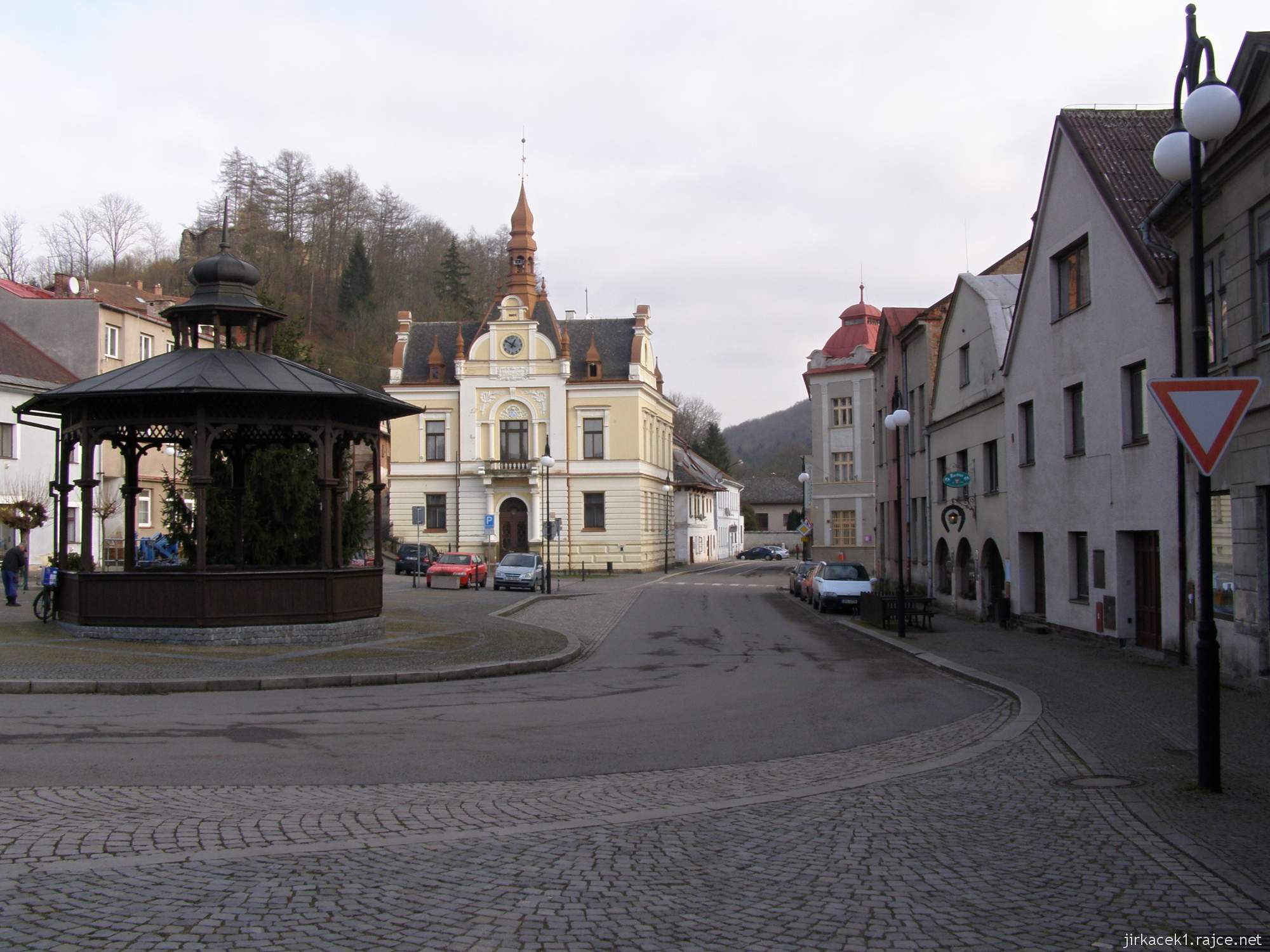 Brandýs - Náměstí Komenského - altán a radnice