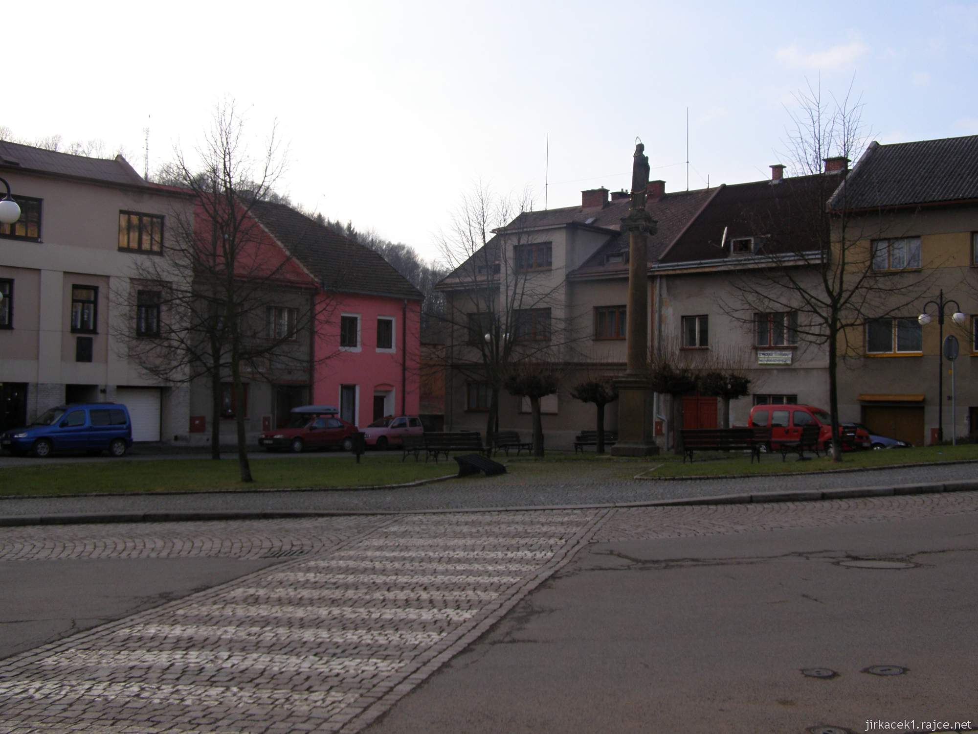 Brandýs - Náměstí Komenského - Mariánský sloup a roh náměstí