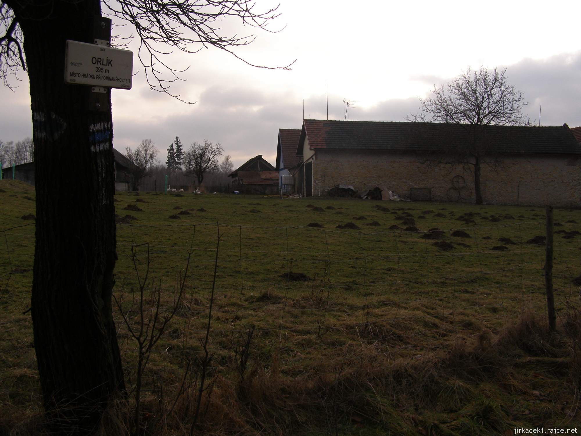 Brandýs - zřícenina hradu Orlík - statek nedaleko bývalého hradu