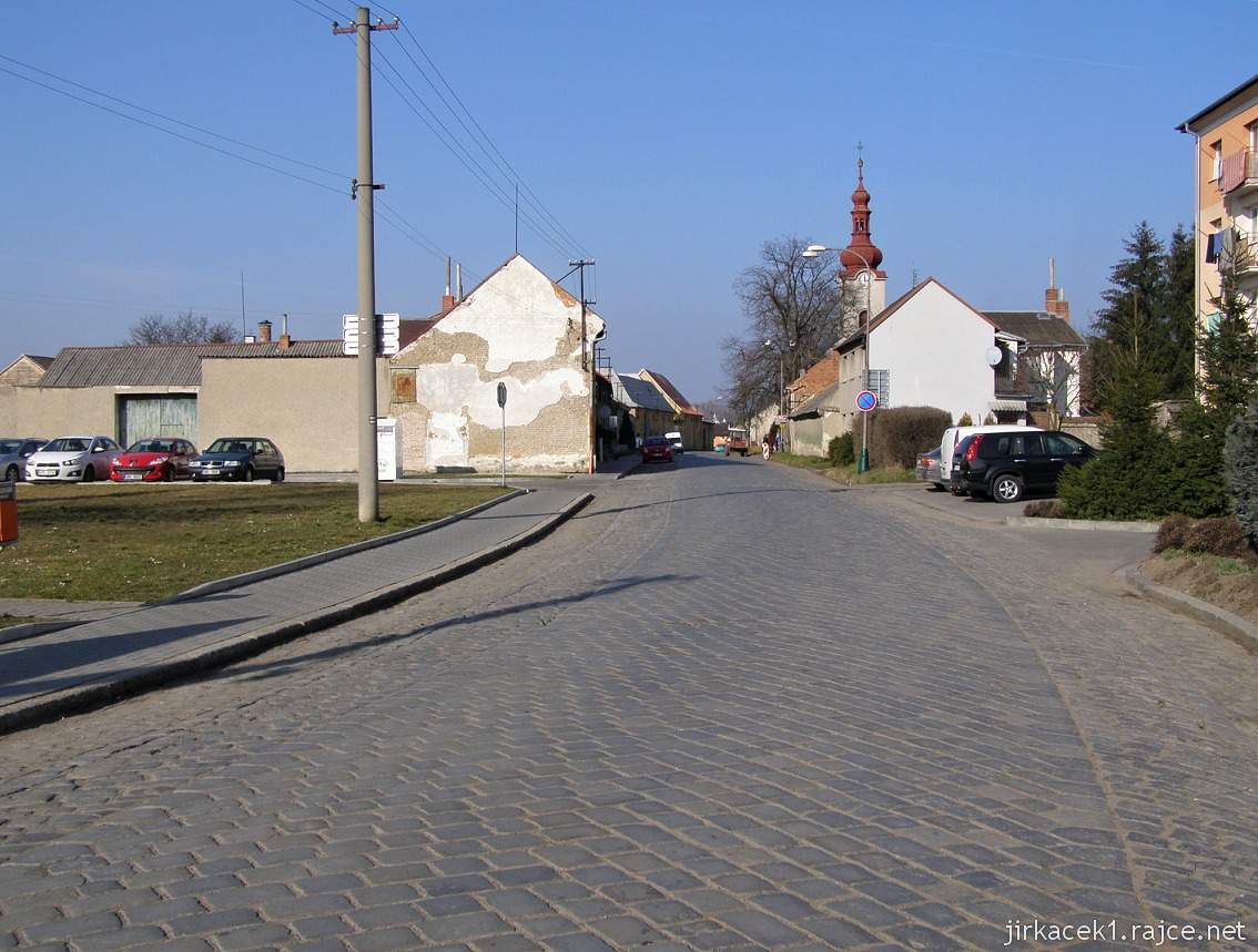 Skrbeň - kostková ulice vedoucí kolem kostela a tvrze