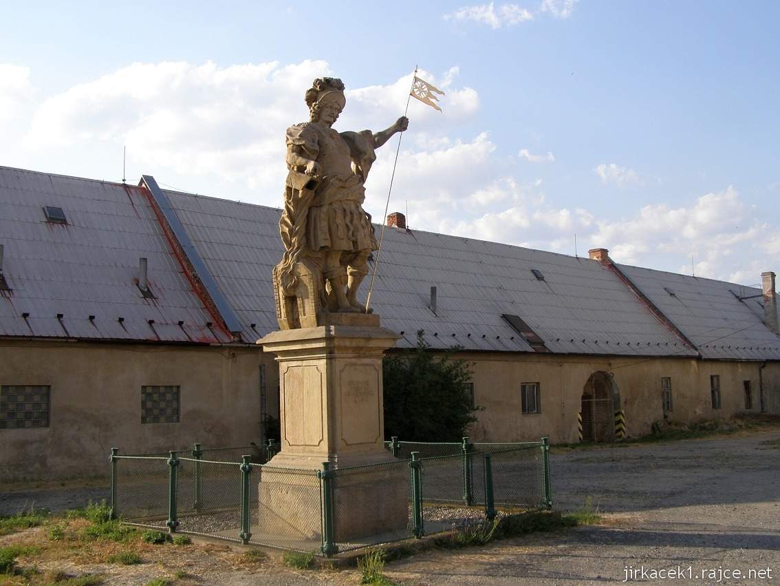 Skrbeň - socha sv. Floriána na nádvoří bývalé tvrze