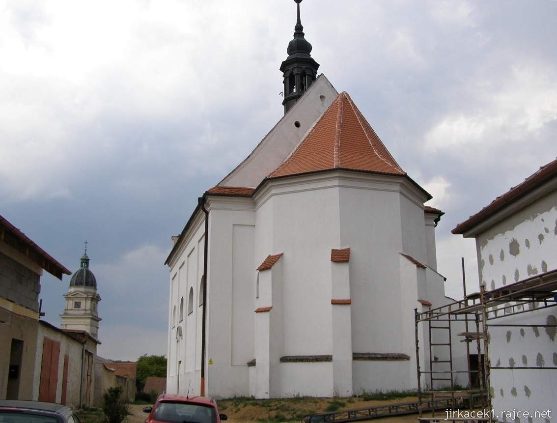 Dolní Kounice - Chrám svaté Barbory (lidově Barborka, dříve kaple svatého Fabiána a Šebestiána) - zadní pohled