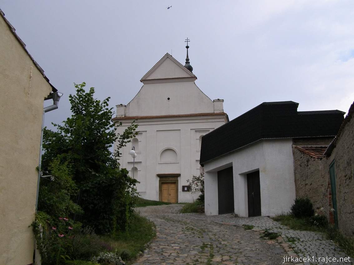 Dolní Kounice - Chrám svaté Barbory (lidově Barborka, dříve kaple svatého Fabiána a Šebestiána) - čelní pohled