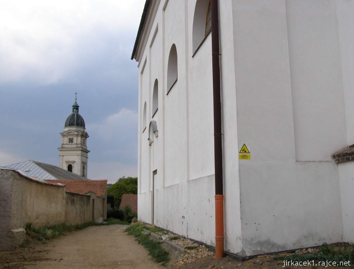Dolní Kounice - Chrám svaté Barbory (lidově Barborka, dříve kaple svatého Fabiána a Šebestiána) - boční pohled