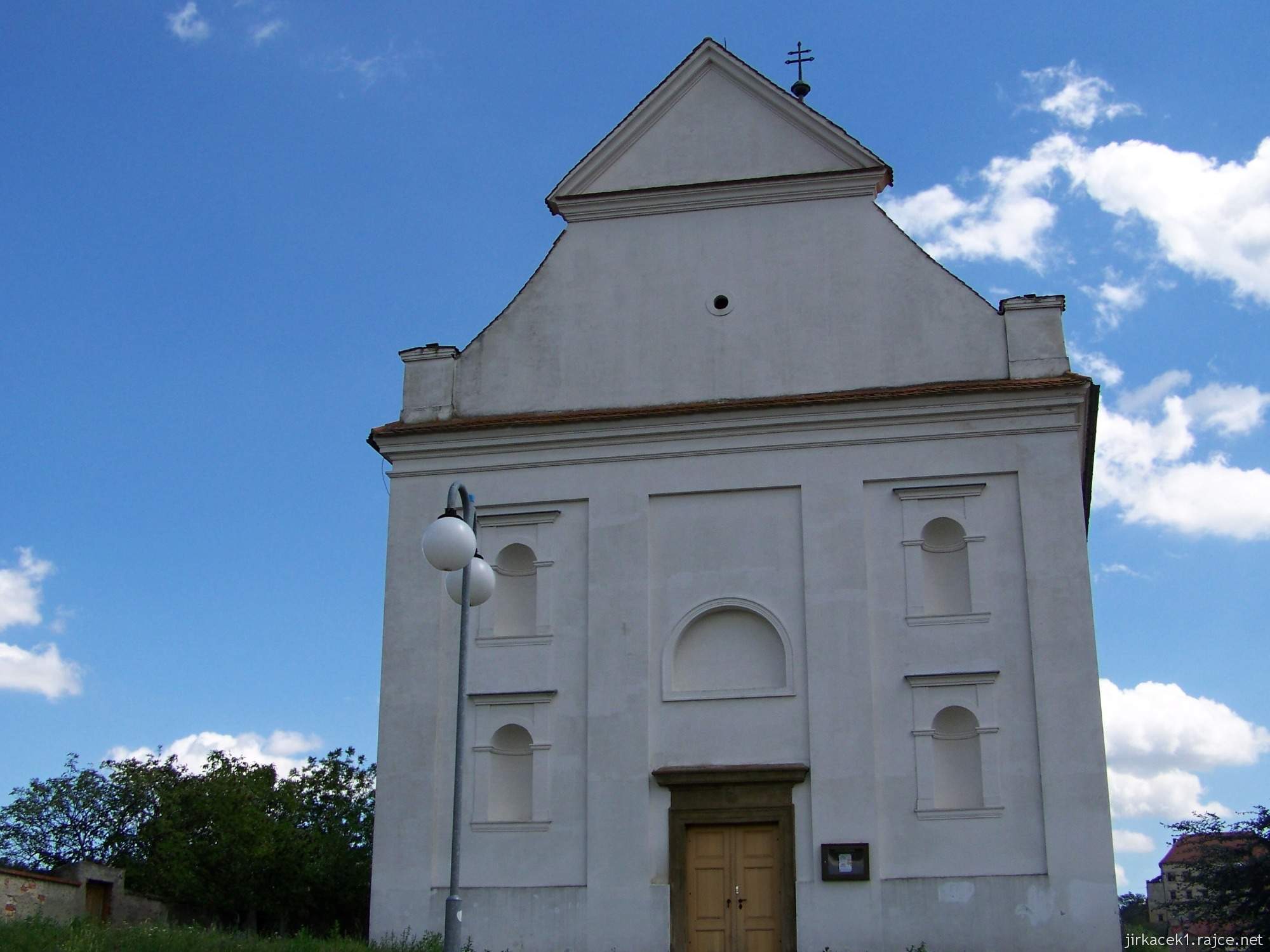 Dolní Kounice - Chrám svaté Barbory (lidově Barborka, dříve kaple svatého Fabiána a Šebestiána) - čelní pohled