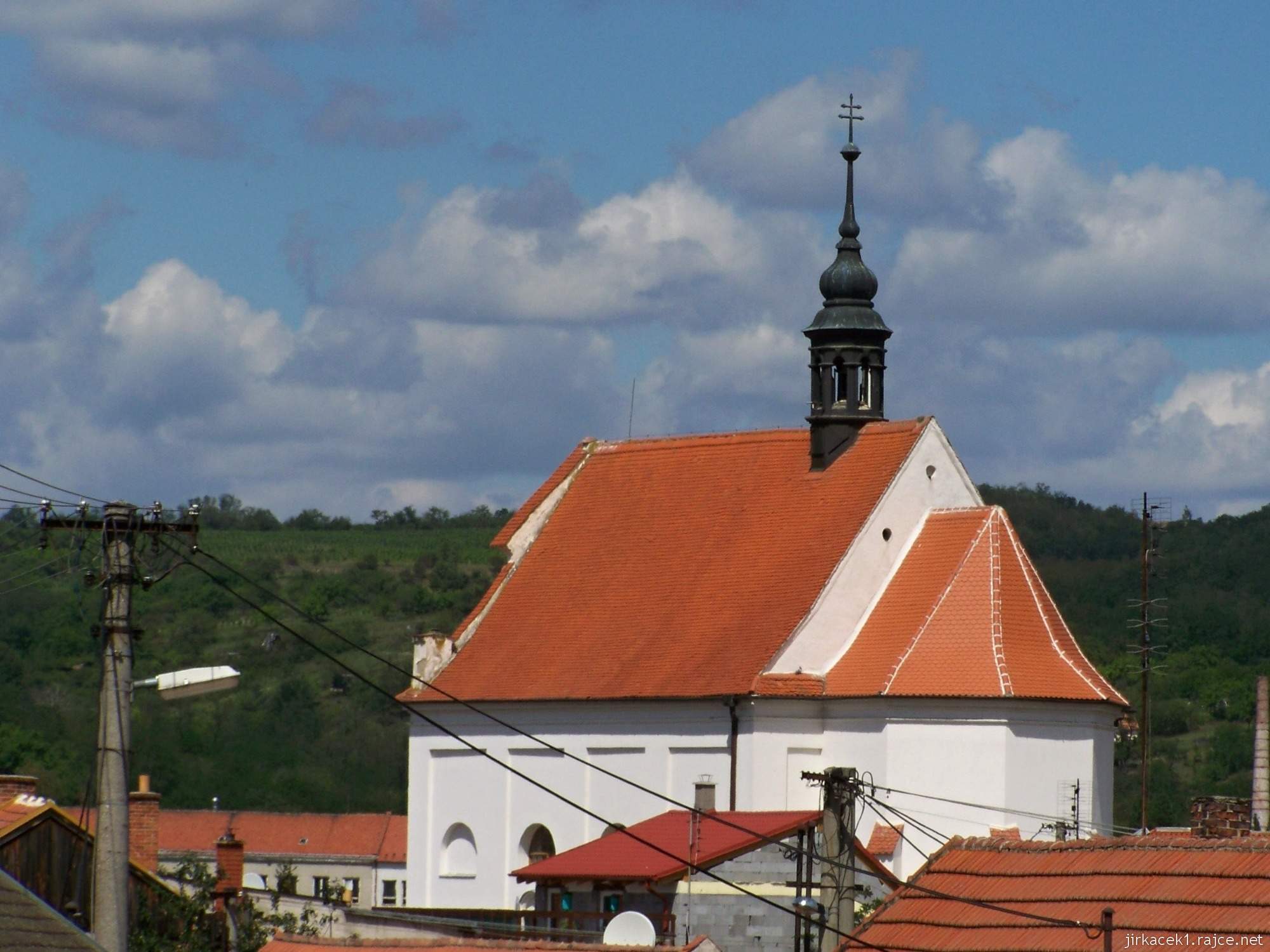 Dolní Kounice - Chrám svaté Barbory (lidově Barborka, dříve kaple svatého Fabiána a Šebestiána) - pohled z dálky