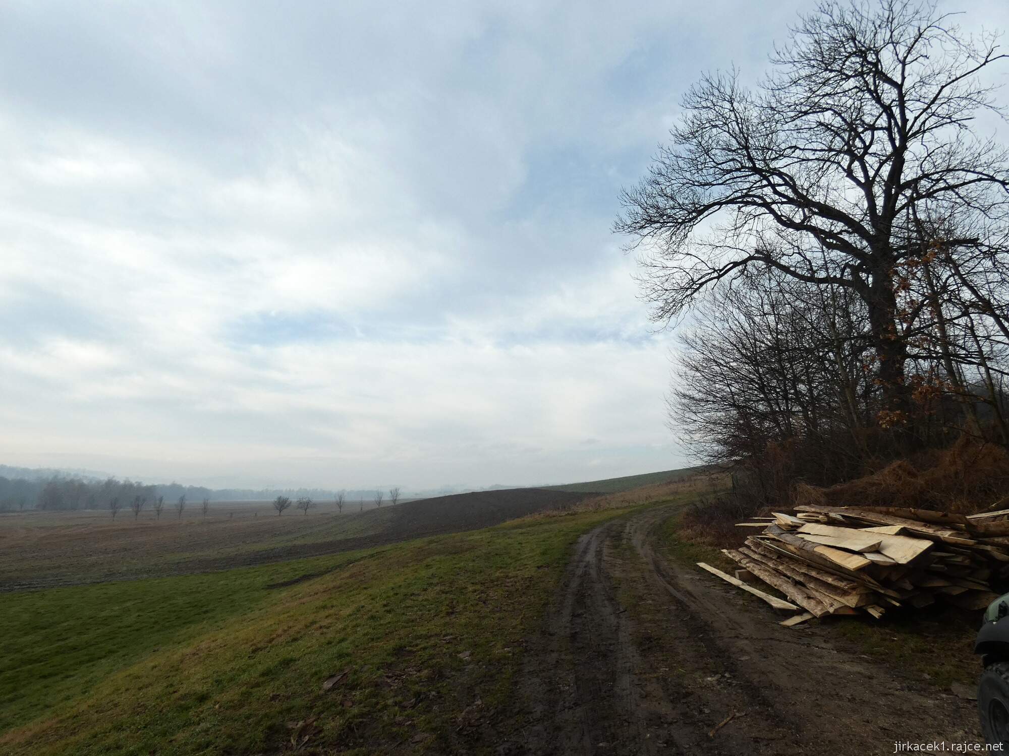 Choryně - naučná stezka Choryňská stráž 05 - cesta mezi 1. a 2. zastavením - stoupání po okraji pole