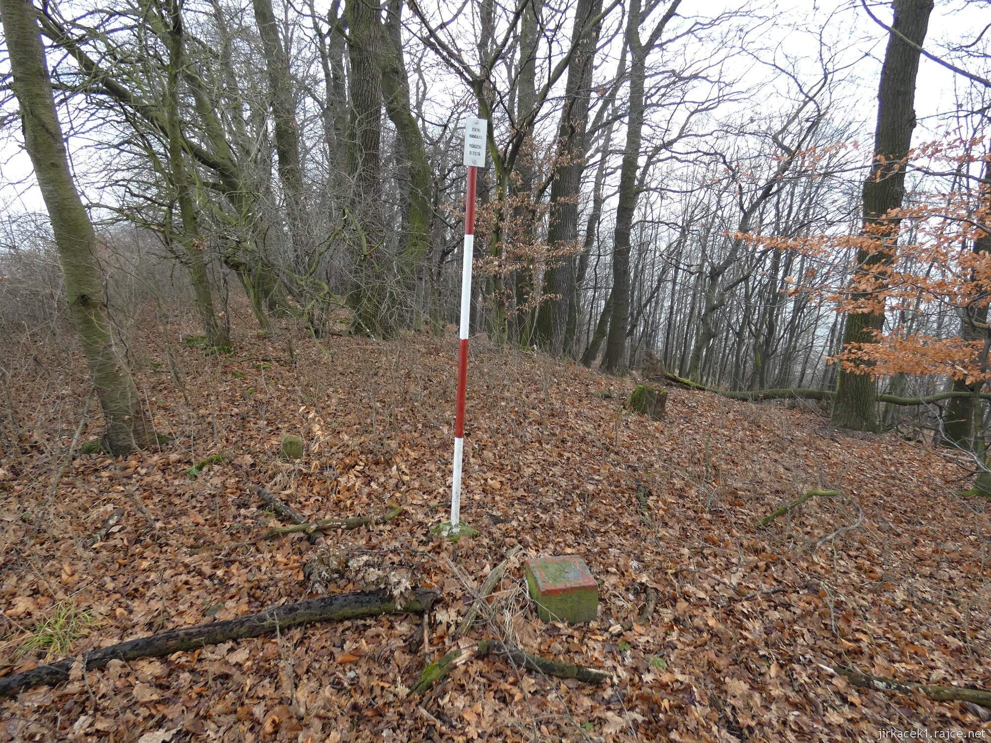 Choryně - naučná stezka Choryňská stráž 36 - cesta mezi 4. a 5. zastavením - vrchol kopce Choryňská stráž
