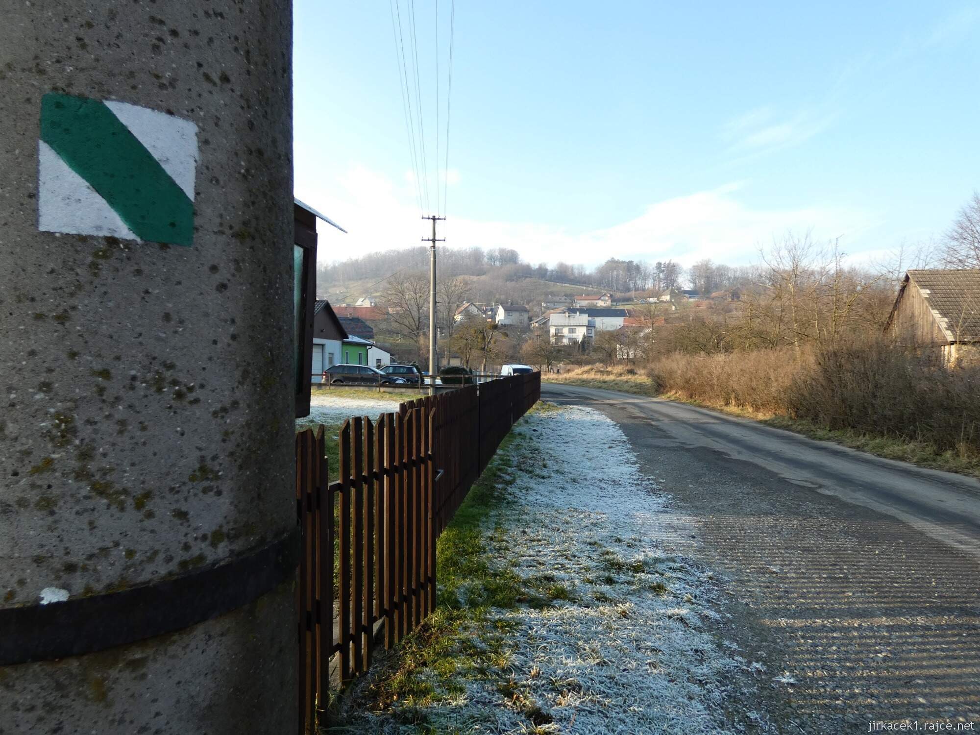 Choryně - naučná stezka Choryňská stráž 04 - cesta mezi 1. a 7. zastavením - vzadu kopec Choryňská stráž