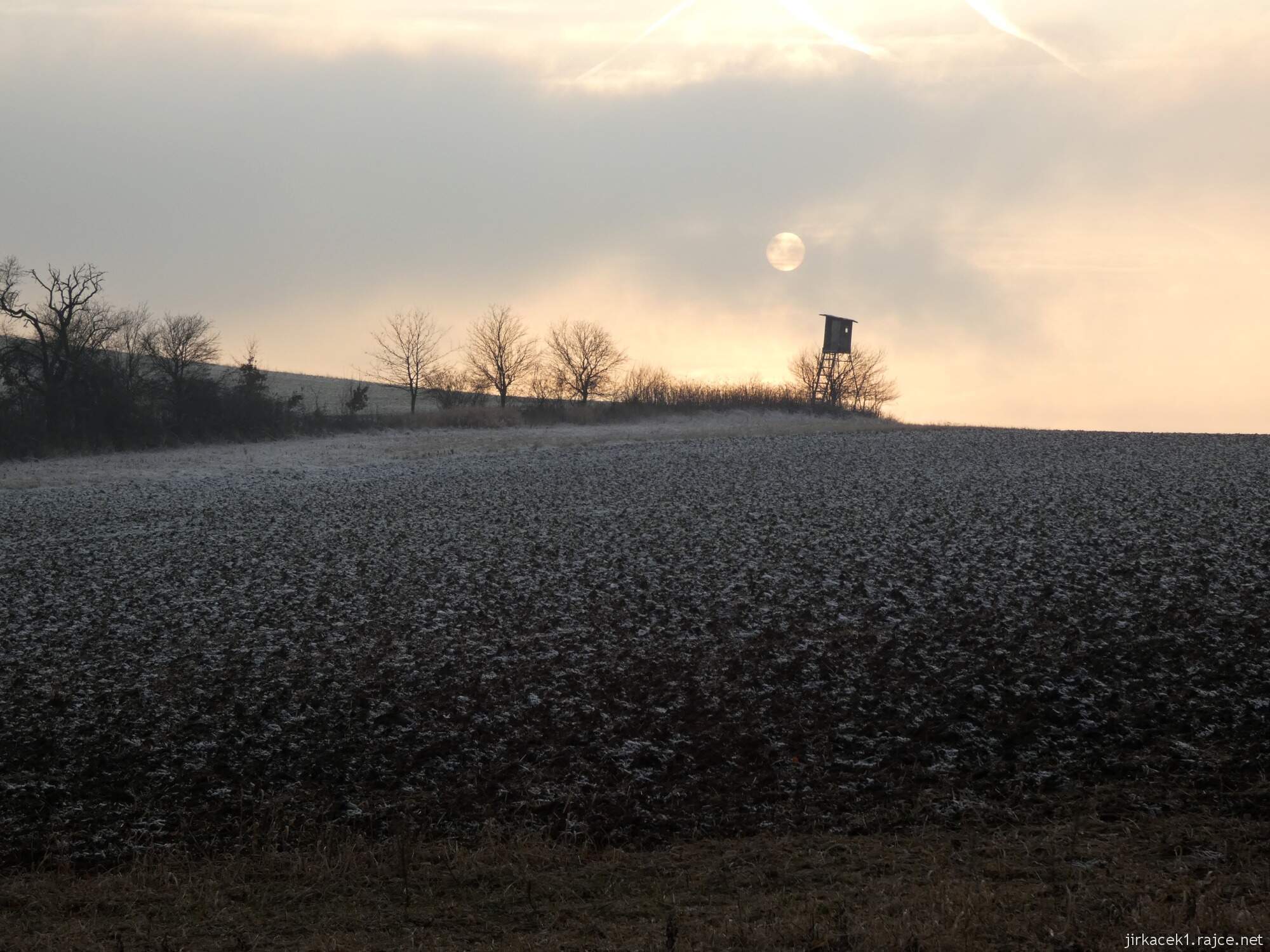 Choryně - naučná stezka Choryňská stráž 75 - cesta mezi 5. a 4. zastavením - na vrcholu stoupání výhled na posed kde vládl Mrazík