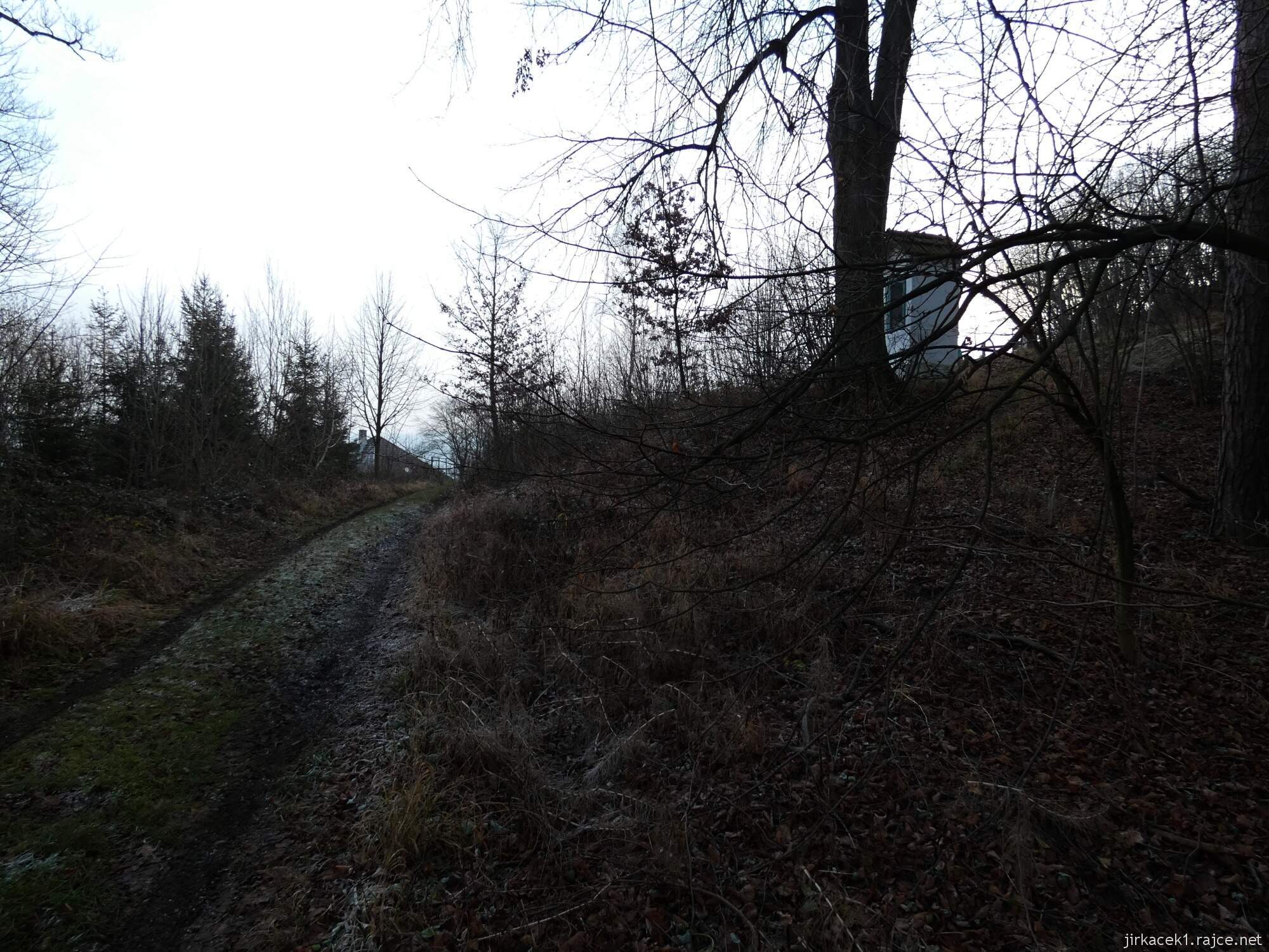 Choryně - naučná stezka Choryňská stráž 89 - cesta mezi 5. a 4. zastavením - kaplička Pod stráží