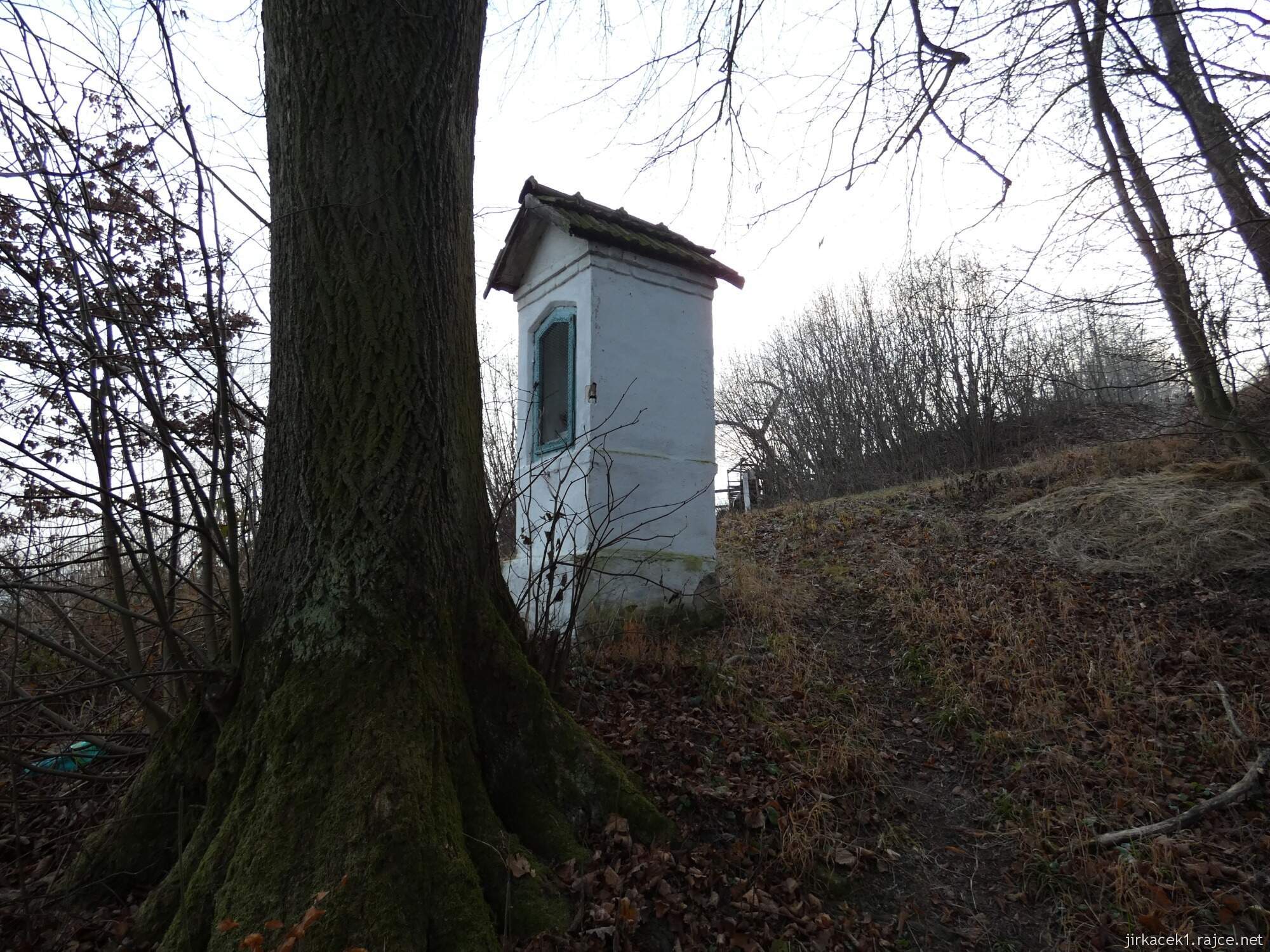 Choryně - naučná stezka Choryňská stráž 90 - cesta mezi 5. a 4. zastavením - kaplička Pod stráží