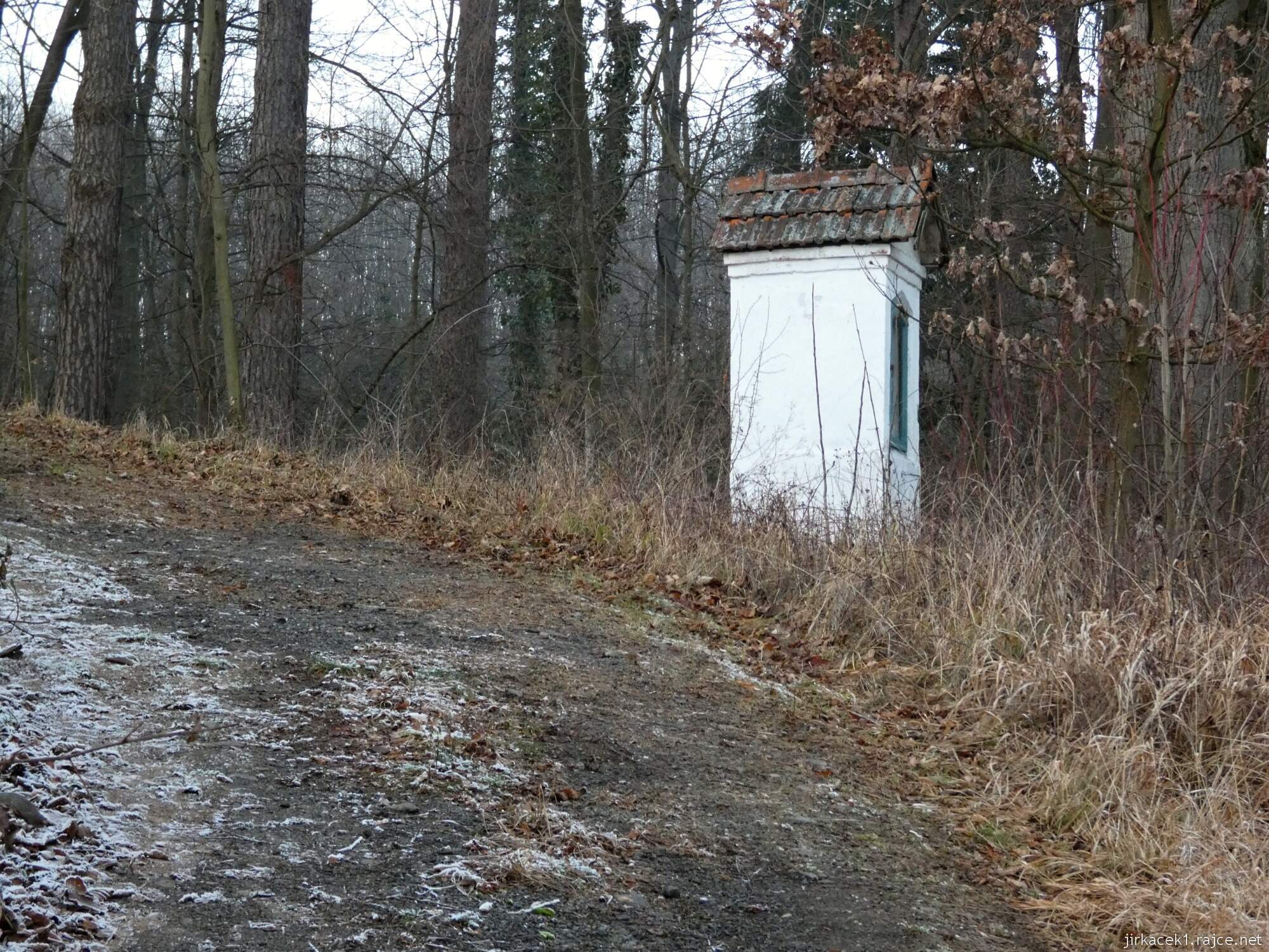 Choryně - naučná stezka Choryňská stráž 94 - cesta mezi 5. a 4. zastavením - kaplička Pod stráží