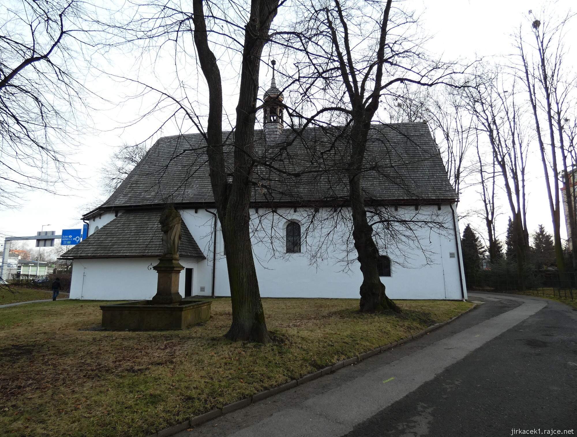 Valašské Meziříčí - kostel sv. Jakuba Většího 02 - boční pohled a socha svatého Josefa s Ježíškem z roku 1762