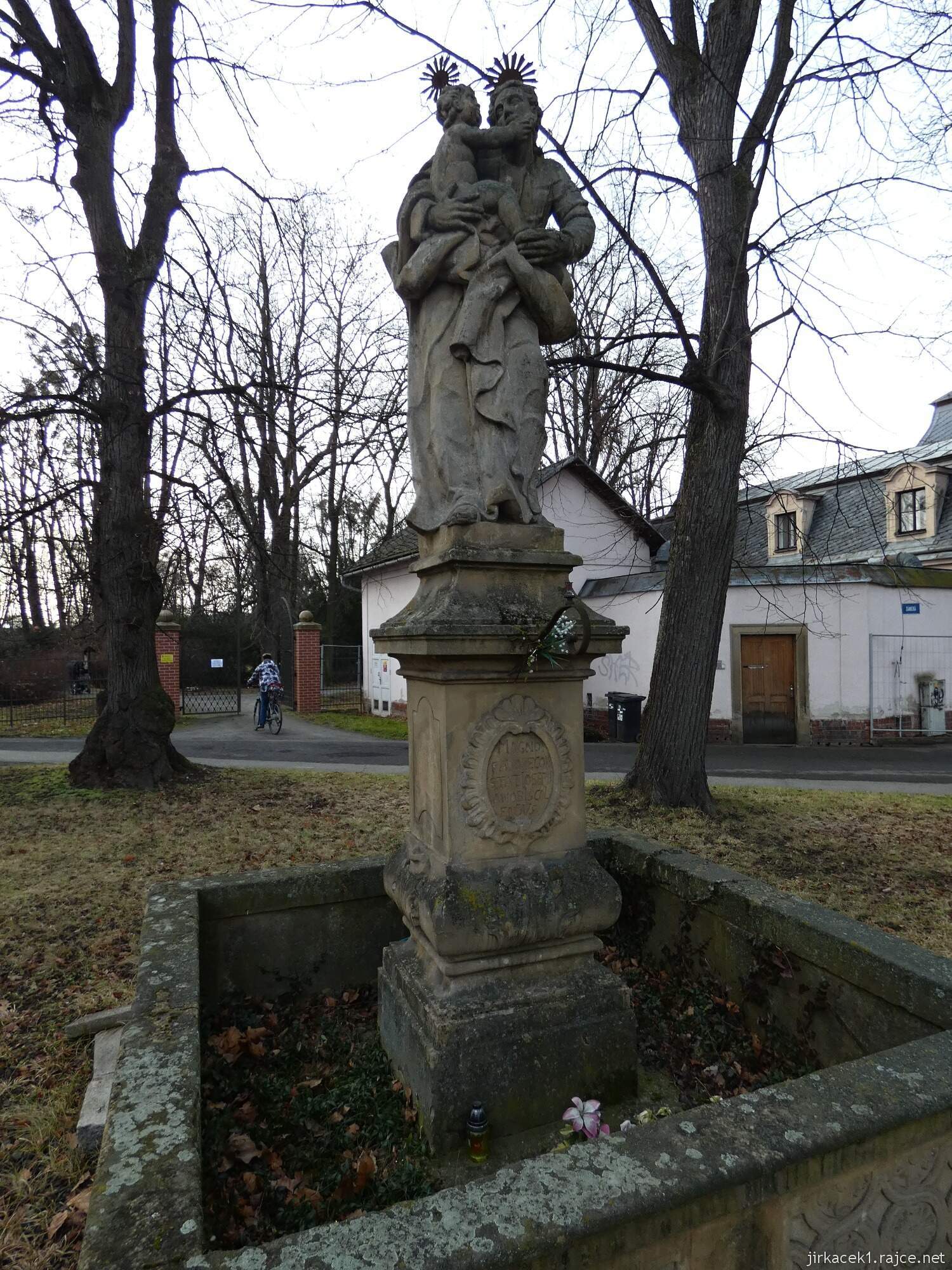 Valašské Meziříčí - kostel sv. Jakuba Většího 04 - socha svatého Josefa s Ježíškem z roku 1762