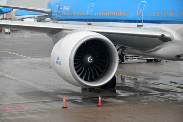 Boeing 777 - 300ER je zřetelný díky dvouproudovým motorům General Electric GE90 s velkým průměrem a tahem mezi 360 až 510 kN.