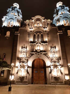 Lima - Kostel Panny Marie zázračné na okraji parku Parque Central de Miraflores.